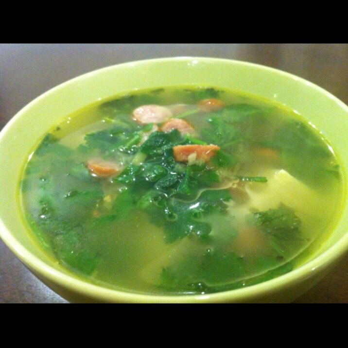 パクチーとソーセージの豆腐スープ